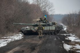 Un T-72B3 Mod.2016 capturado a los rusos y usado por la 93.ª Brigada Mecanizada de las Fuerzas Terrestres de Ucrania. Marzo de 2022.