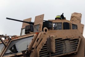 Soldado saludando desde la torreta armada con ametralladora pesada M2 en un MaxxPro, noviembre de 2022.