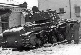 Un KV-1 Mod. 1940 destruido en noviembre de 1941 en la ciudad de Venev muestra multitud de impactos en su blindaje.
