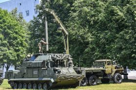 Recarga de misiles en un 9K331M Tor-M2 del 538.º Regimiento de Misiles Antiaéreos de la Guardia de Rusia, junio de 2021.