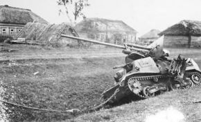 Un ZiS-30 abandonado en una zanja de alguna zona rural del Frente Oriental.