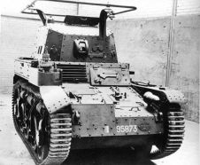 Un vehículo de mando AMR 35 ADF1 equipado con radios ER 26 ter y ER 29.
