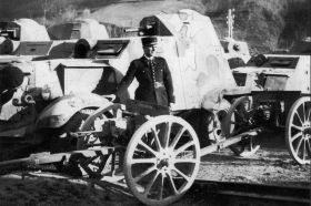 Un grupo de blindados AAC-1937 armados con cañones Puteaux de 37 mm en 1939 justo después de ser capturados por las autoridades francesas.
