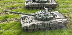 Un grupo de tanques T-72 Ural ucranianos sacados de los almacenes y modernizados con blindaje reactivo Kontakt-1 y rejillas. 22.ª Brigada Mecanizada, junio de 2023.[9]