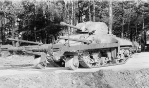 Sherman con sistema antiminas CIRD y torpedos Bangalore.