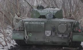 Un Leopard 1A5DK con sus tripulantes en el área operacional de Kúpiansk, Járkov, a finales de noviembre de 2023.