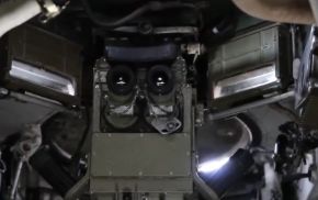 Visor del comandante, situado detrás del conductor, en un BMP-1AM.[4]