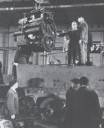 Instalación de un motor Maybach HL 230 P45 en un Tiger en la línea de producción de la fábrica Henschel.