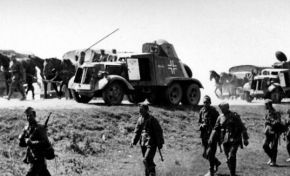 Dos AAC-1937(f) alemanes provistos de distinto armamento durante la Operación Barbarroja cerca de la frontera polaco-soviética el 9 de julio de 1941.