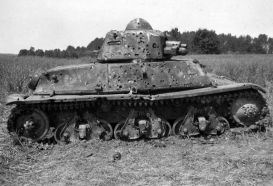 Imagen de un H39 con multitud de impactos de cañones automáticos de 20 mm.