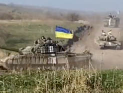 Un T-72 ucraniano en una columna blindada durante la contraofensiva de Jersón. 11 de noviembre de 2022.