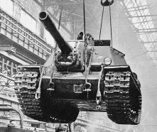 Un SU-152 recién completado en la Fábrica N.º 100 Kírov en Chelyabinsk.