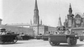 En este desfile por la Plaza Roja en 1934 podemos ver varios T-37A con equipo de radio y las características antenas de la época.