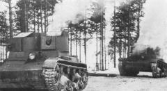 T-26 Mod. 1931 con casco y torretas remachadas armado con el cañón Hotchkiss de 37 mm (PS-1) en la torreta derecha. Batalla de Tolvajärvi, diciembre de 1939.
