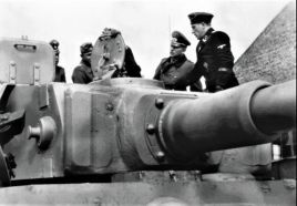 Heinz Guderian (segundo desde la derecha), examina un Tiger durante una inspección a la disivión Leibstandarte. A su derecha, el SS Hauptsturmführer Heinrich Kling. Járkov, Ucrania, abril de 1943.