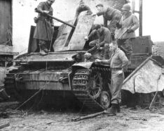 Tropas estadounidenses examinando un Möbelwagen abandonado por los alemanes.
