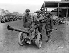 Otra foto de la misma escena de las tropas Aliadas con el Puppchen y la munición de Panzerschreck.