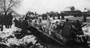 Un Pz.IV Ausf. D de la 11.Pz.Div. siendo recuperado de la orilla fangosa de un río por otro carro de combate. Oficialmente, este procedimiento estaba prohibido, pero se realizaba si no se disponía de semiorugas pesados de recuperación.