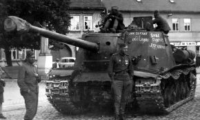 Un ISU-122S en Soběslav, Checoslovaquia.