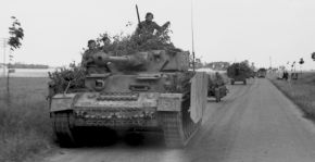 Cuidadosamente camuflados contra el peligro siempre presente de ser detectado por aviones de ataque a tierra, una columna de Pz.IV de la Div. Pz.Lehr se mueve en un camino rural en Francia. El Pz.IV Ausf. H en primer plano tiene instalada la MG 34 en el montaje antiaéreo.