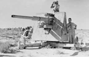 Los cañones pesados de largo alcance 8,8 cm FlaK 18 jugaron un papel decisivo en las batallas blindadas del Norte de África.