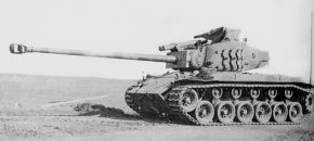 El primer "Super Pershing", un T26E1 experimental equipado con el cañón largo de 90 mm T15 L/73. Se aprecian los resortes helicoidales en la parte superior del soporte del cañón, necesarios para equilibrar el peso adicional del cañón. Esta fotografía fue tomada después de que el tanque llegara a Europa, y las unidades de mantenimiento de la 3.ª División Blindada agregaran en el frente de la torreta una plancha de blindaje adicional de 80 mm obtenida de un carro alemán Panther, pues el mantelete del cañón del M26 Pershing era un punto débil conocido.