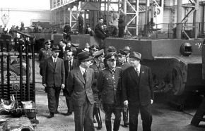 El Dr. Erwin Aders (derecha), jefe del programa Panzer de Henschel y diseñador jefe del Tiger I, visitando un taller de fabricación de tanques de Henschel con oficiales de alto rango del Ejército Alemán el 5 de septiembre de 1942.