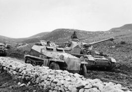 Sd.Kfz. 252 junto a un Panzer IV Ausf. G del 5.º Ejército Panzer del general von Arnim durante la Operación Ochsenkopf, avanzando hacia Sidi Nsir, Túnez, 23 de febrero de 1943.
