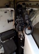 Ametralladora FN MAG coaxial (FN MAG 60.40), montada a la izquierda de la recámara del cañón de un Leopard 2A4 CAN ucraniano.