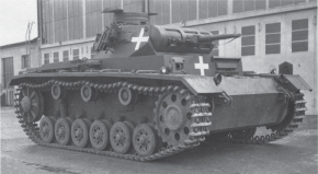 Un Pz.III Ausf. E, el primer modelo de la serie con un blindaje y movilidad adecuados, pintado con las cruces blancas utilizadas en Polonia.