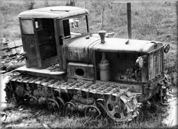Tractor STZ-3, producido en la Fábrica de Tractores de Stalingrado así como en las de Járkov y Altai entre 1937 y 1952 para uso civil y militar.