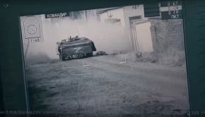Luego se desplaza con la torreta a sus 10 en punto y apunta a un BMP-1 con infantería detrás (se pueden ver los pies).