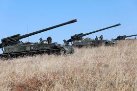 Varios 2S5 Giatsint-S de la 305.ª Brigada de Artillería de las Fuerzas Terrestres Rusas durante unos ejercicios en febrero de 2020.