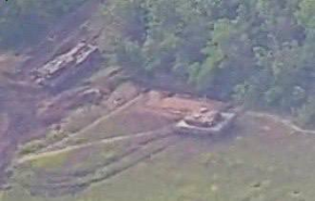 Fotograma de uno de los primeros vídeos en los que se grabó a los Leopard 2 en acción en Ucrania. En él se se ve como un Leopard 2A4 es dañado y se incendia.