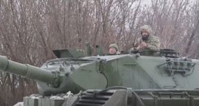 Aquí vemos al comandante Vitali y al cargador Gregori en la torre de ese mismo Leopard 1.