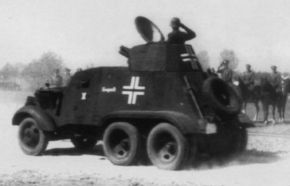 Un Beutespähpanzer AAC-37(f) armado con cañón Puteaux SA 18 de origen francés