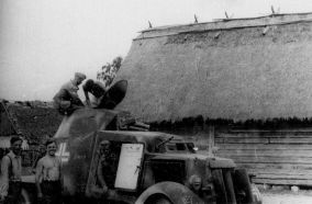 Este AAC-37(f) alemán está armado con cañón Puteaux SA 18 y ametralladora MAC mle. 1931 en la torreta y con una ametralladora MG 34 en el casco.