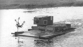 Un T-37A cruzando un río.
