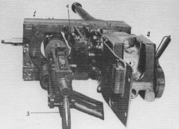Montaje del cañón (2), la mira telescópica (4) y la ametralladora coaxial Ckm wz.30 (3) en el mantelete (1).