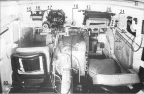 Cabina de conducción de un Panzer 38(t), ametrallador a la izquierda con la mira MGZF 38(t).