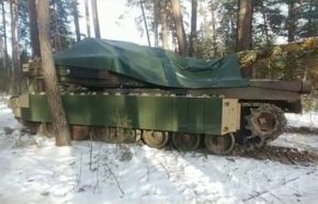 M1A1 SA Abrams ucraniano equipado con blindaje reactivo explosivo ARAT. Enero de 2024.