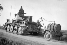 Otro Panzer 38(t) de la 12.ª División Panzer, este con un depósito de combustible auxiliar de 200 litros en remolque.