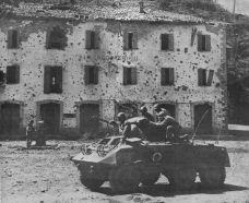 Un M8 de la Fuerza Expedicionaria Brasileña entrando en Montese, Italia, abril de 1945.
