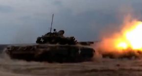 Un PT-91 Twardy abriendo fuego durante una misión de entrenamiento a principios de octubre de 2023.