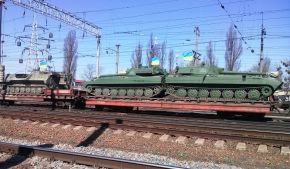 Un tren militar ucraniano cargado con obuses autopropulsados 2S1 Gvozdika en abril de 2020.