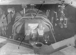 Interior de la torreta. Recámara del cañón en el centro (1), posición del comandante a la derecha con una mira periscópica (2), posición del artillero a la izquierda con una mira telescópica M70G (3).