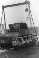 Vista trasera de un 7,5 cm PaK 97/38(f) auf Pz. T-26 740(r) bajo una grúa de campaña.
