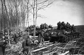 Tanques T-34 empleando la táctica de la infantería embarcada (tankovyy desant) en los asaltos blindados.