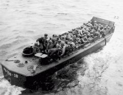 Una LCVP estadounidense, también conocida como barca Higgins. También tenía capacidad para 36 soldados, pero una puerta frontal más grande permitía portar 1 jeep con 16 soldados.