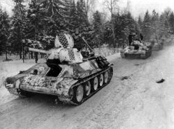 Una columna de tanques soviéticos T-34 con camuflaje invernal.
